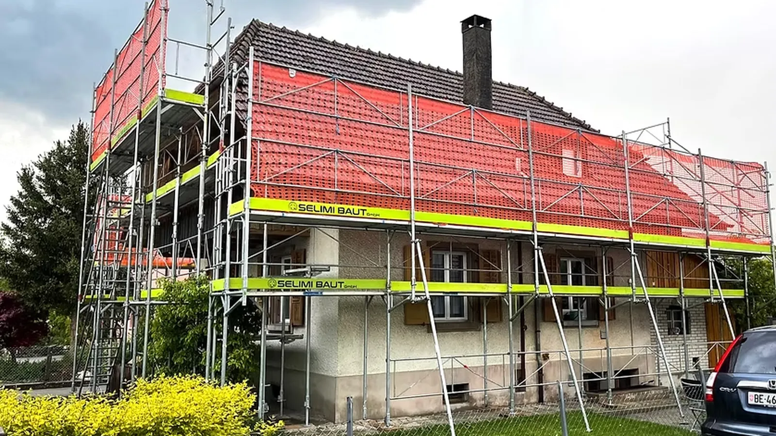 Dachfanggerüst für eine Steildachsanierung