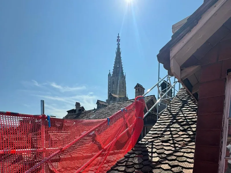 Schutznetz am Dach über der Berner Altstadt, im Hintergrund das Münster
