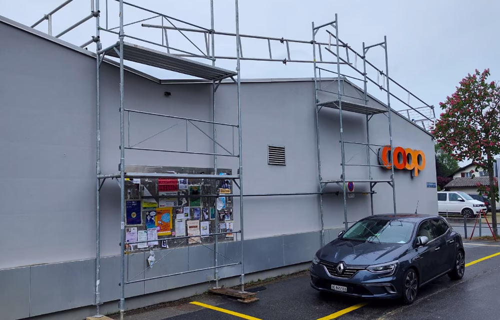 Detailansicht: verankertes Fassadengerüst mit Seitenschutz