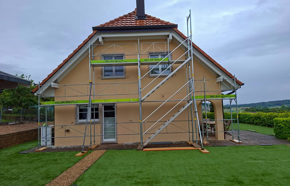 Detail eines Gerüstfelds mit Belag und Seitenschutz