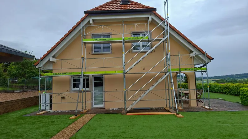 Einrüstung für die Renovation eines Einfamilienhauses