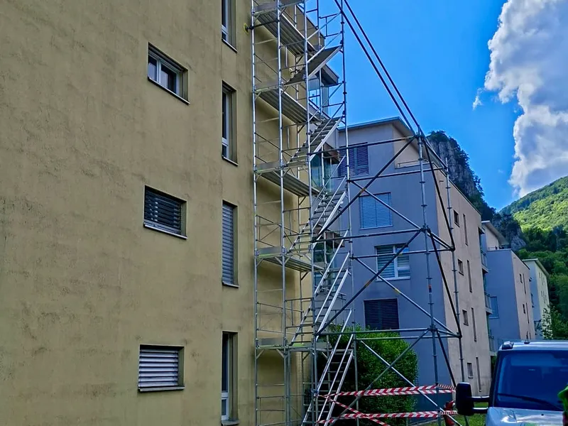 Geprüftes Gerüstmaterial mit Seitenschutz, bereit zur Auslieferung