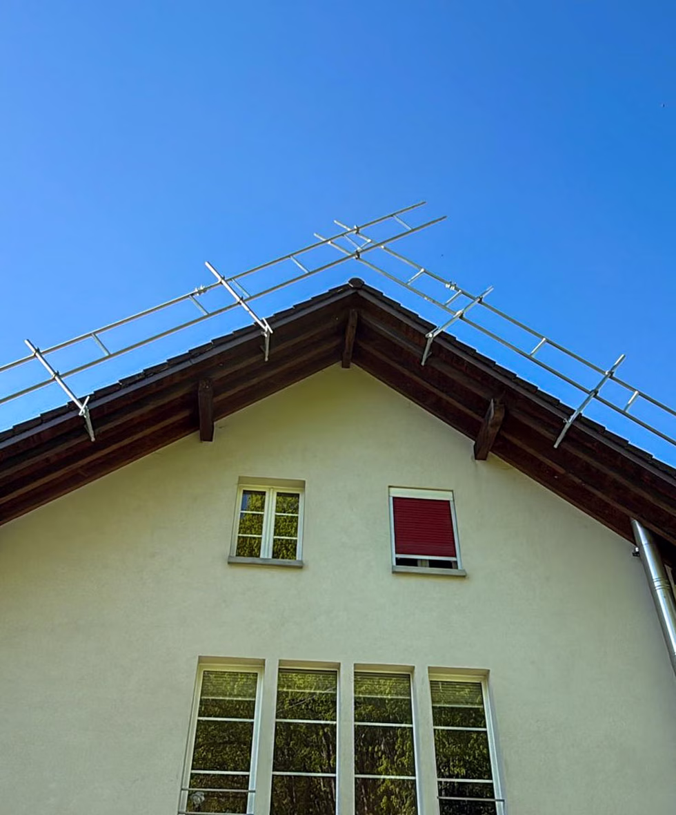 Gerüst an einem Mehrfamilienhaus in der Region