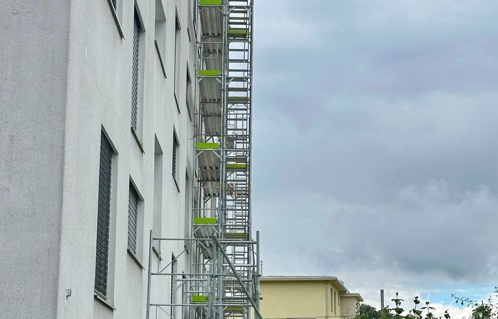 Treppenturm für den sicheren Aufstieg auf die Baustelle
