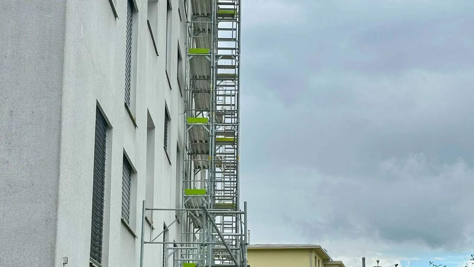 Treppenturm als Baustellenzugang an einem Gewerbebau