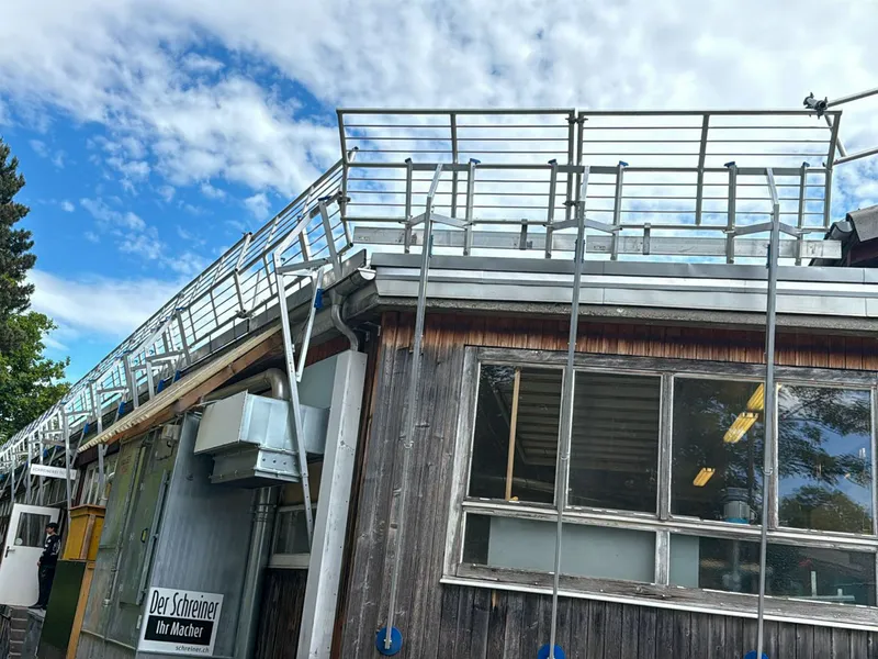 Umlaufender Seitenschutz mit Bordbrett an einer Baustelle in der Region Gäu