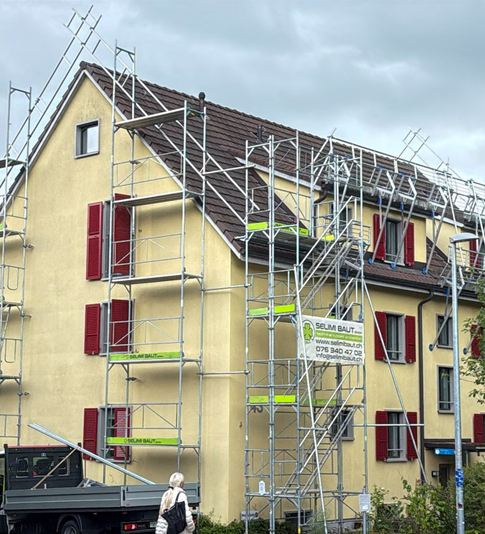 Fassadengerüst an einem Wohnhaus – Grundlage jeder Gerüst-Offerte