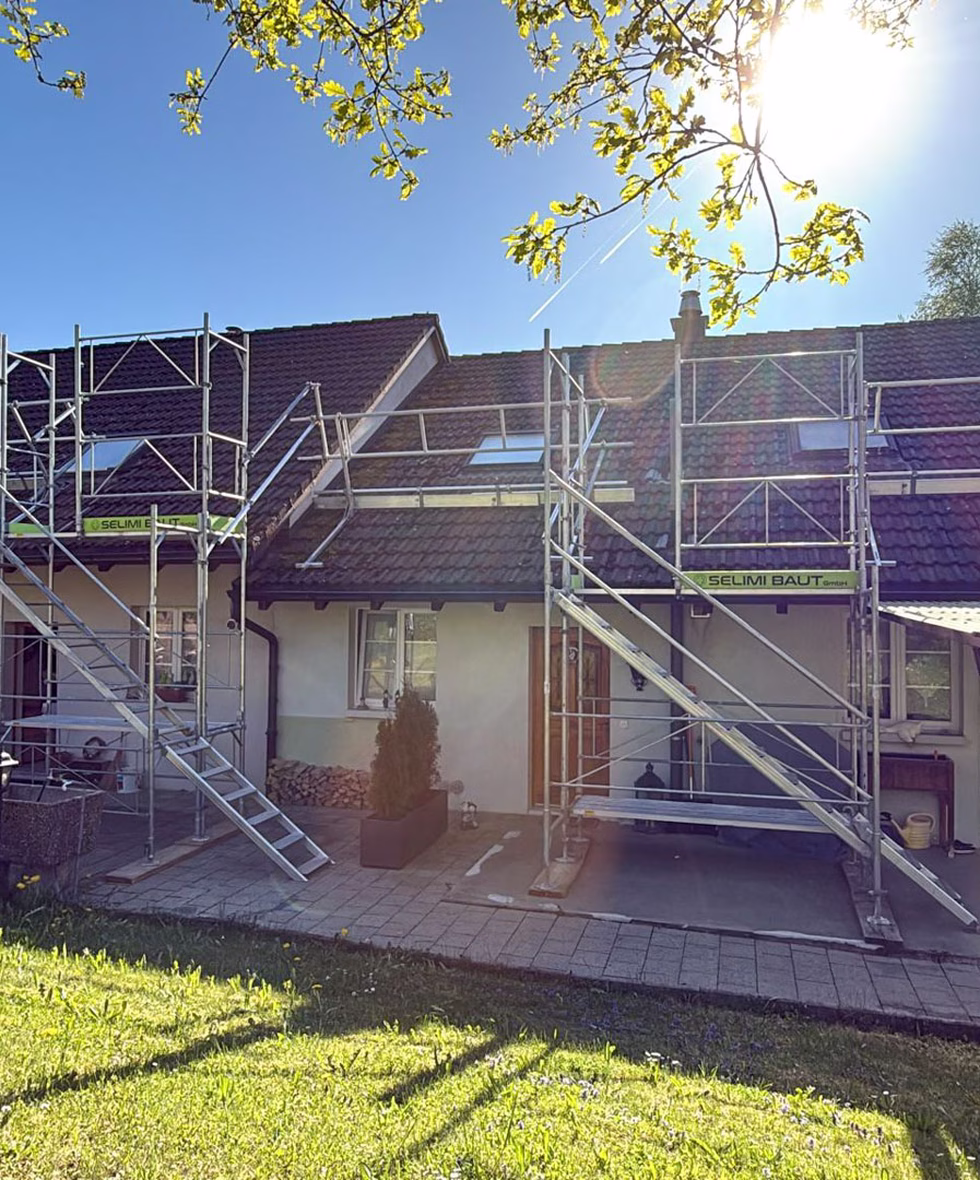 Wohnhaus mit Dachfanggerüst und Gerüstaufstieg