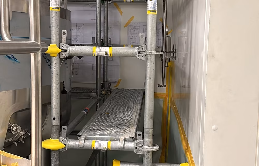 Detail: Stahlgerüst-Konstruktion mit Verankerung an einer Industrieanlage