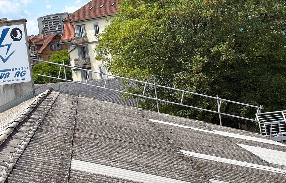 Detail: dreiteiliger Seitenschutz mit Geländerholm, Zwischenholm und Bordbrett