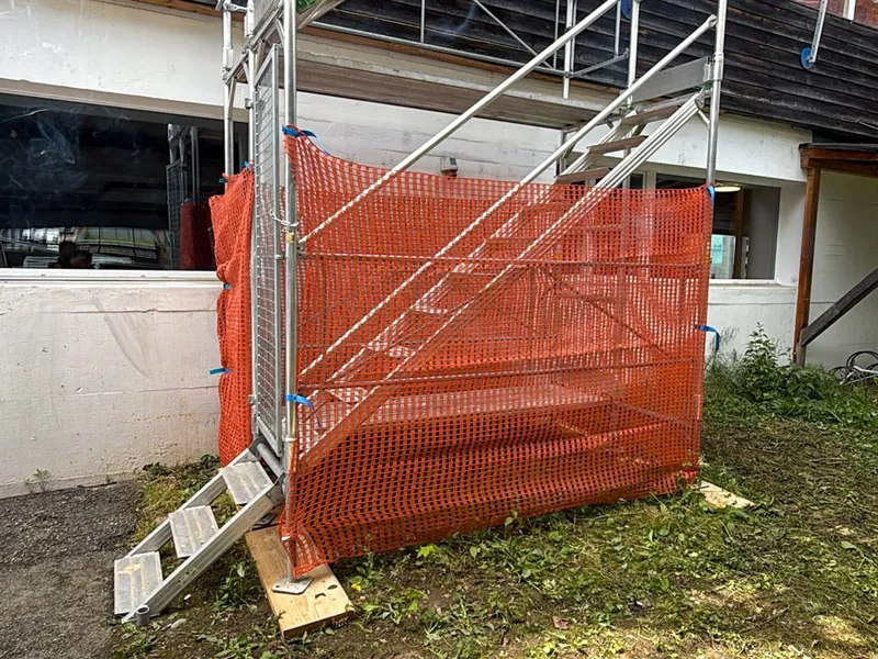 Treppenturm als Baustellenzugang an einem Gewerbebau