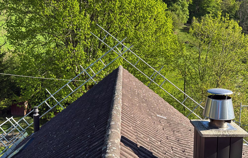 Detail: Dachfanglage mit Schutzwand über der Traufe