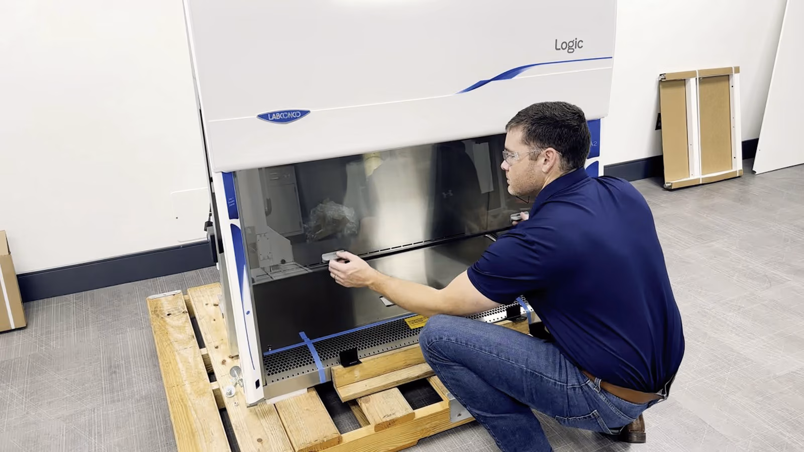 Tech Unpacking Labconco Hood