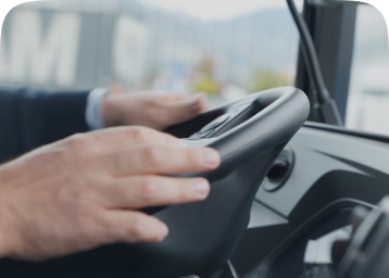 Zwei Hände am Lenkrad eines Fahrzeugs