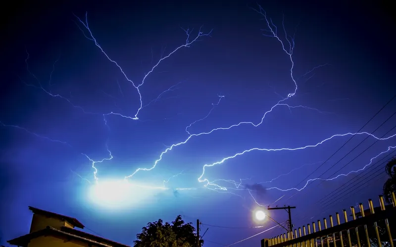 Blitze am Nachthimmel