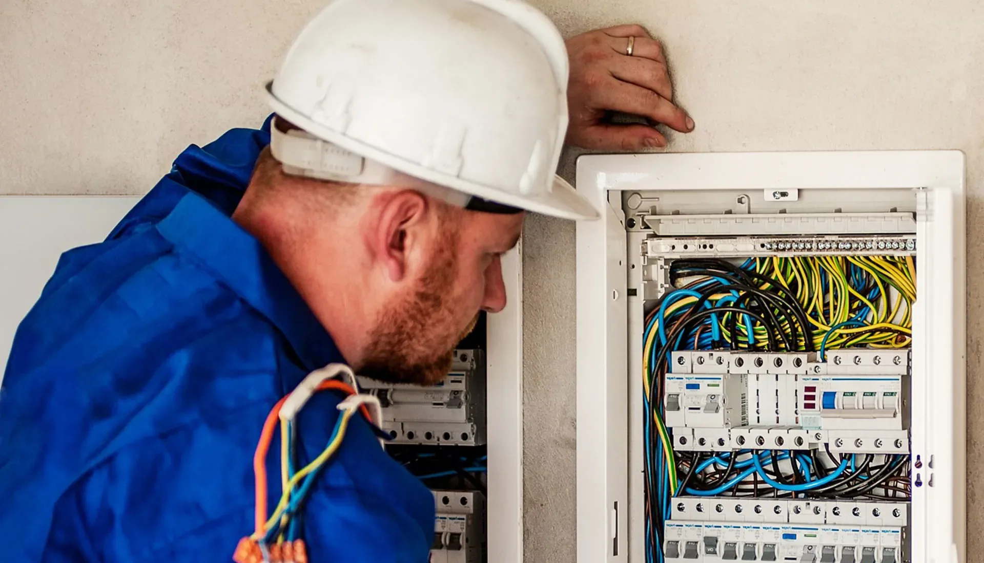 Elektriker bei der Arbeit