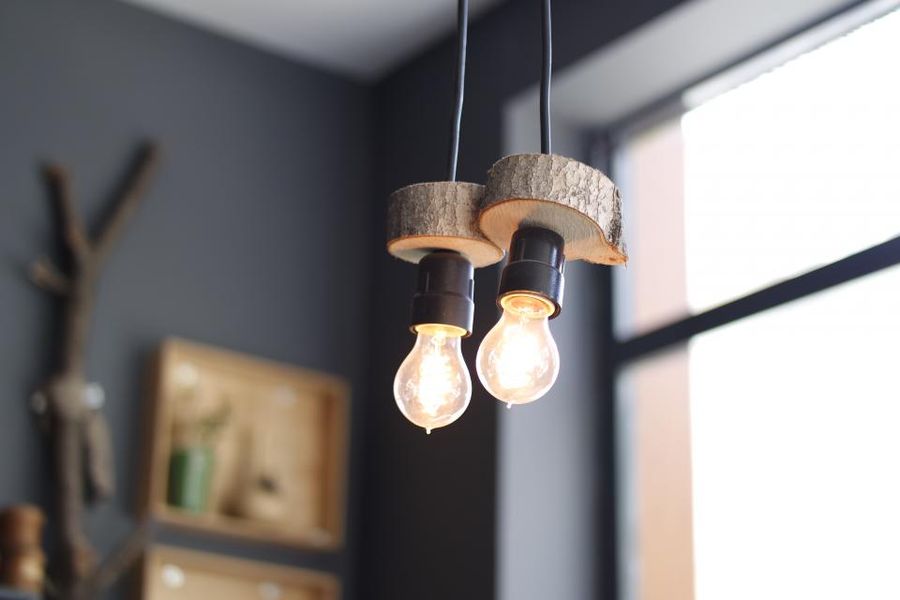 Pendelleuchten mit Glühlampen in einem Raum