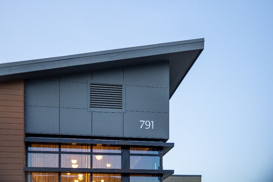 Moderne Hausfassade vor blauem Himmel