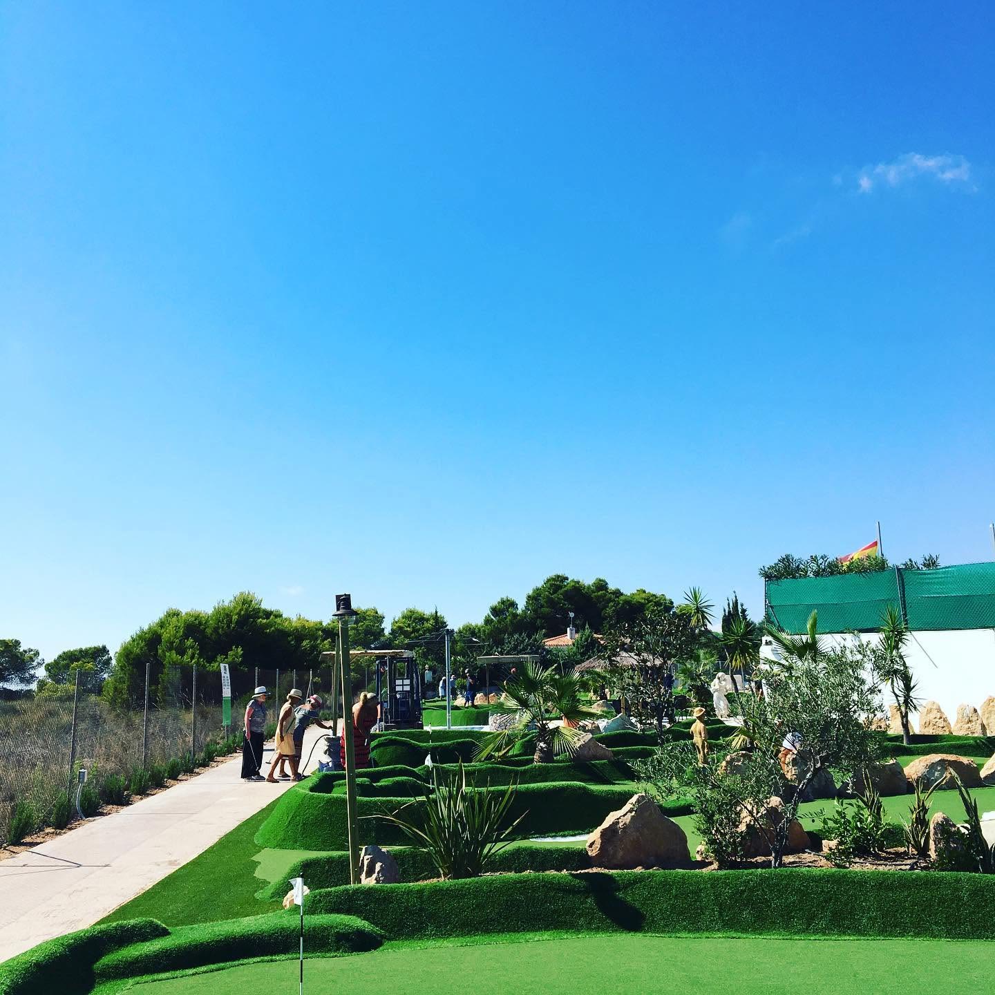 Recorrido del minigolf con jugadores
