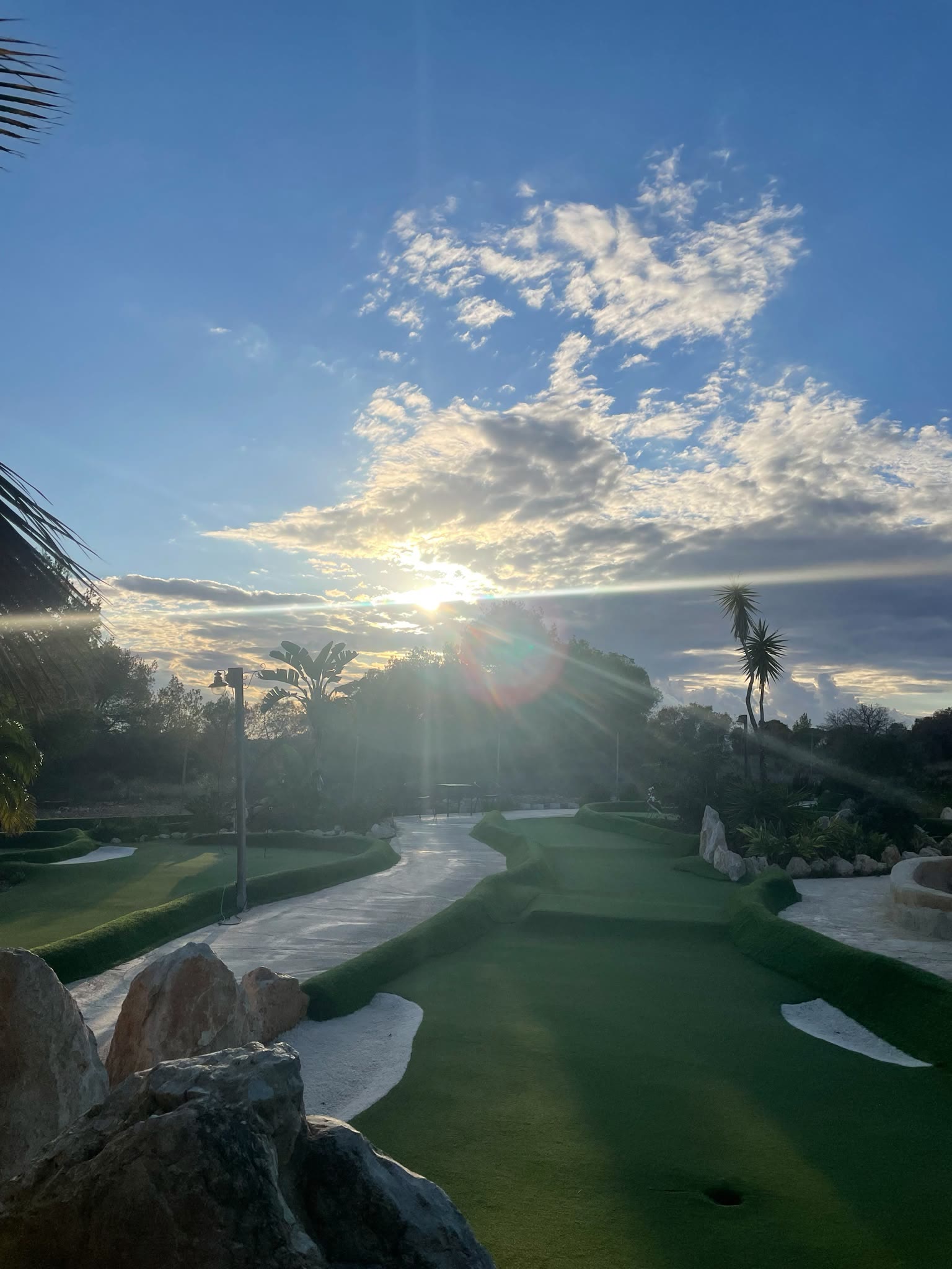 Campo de minigolf al atardecer