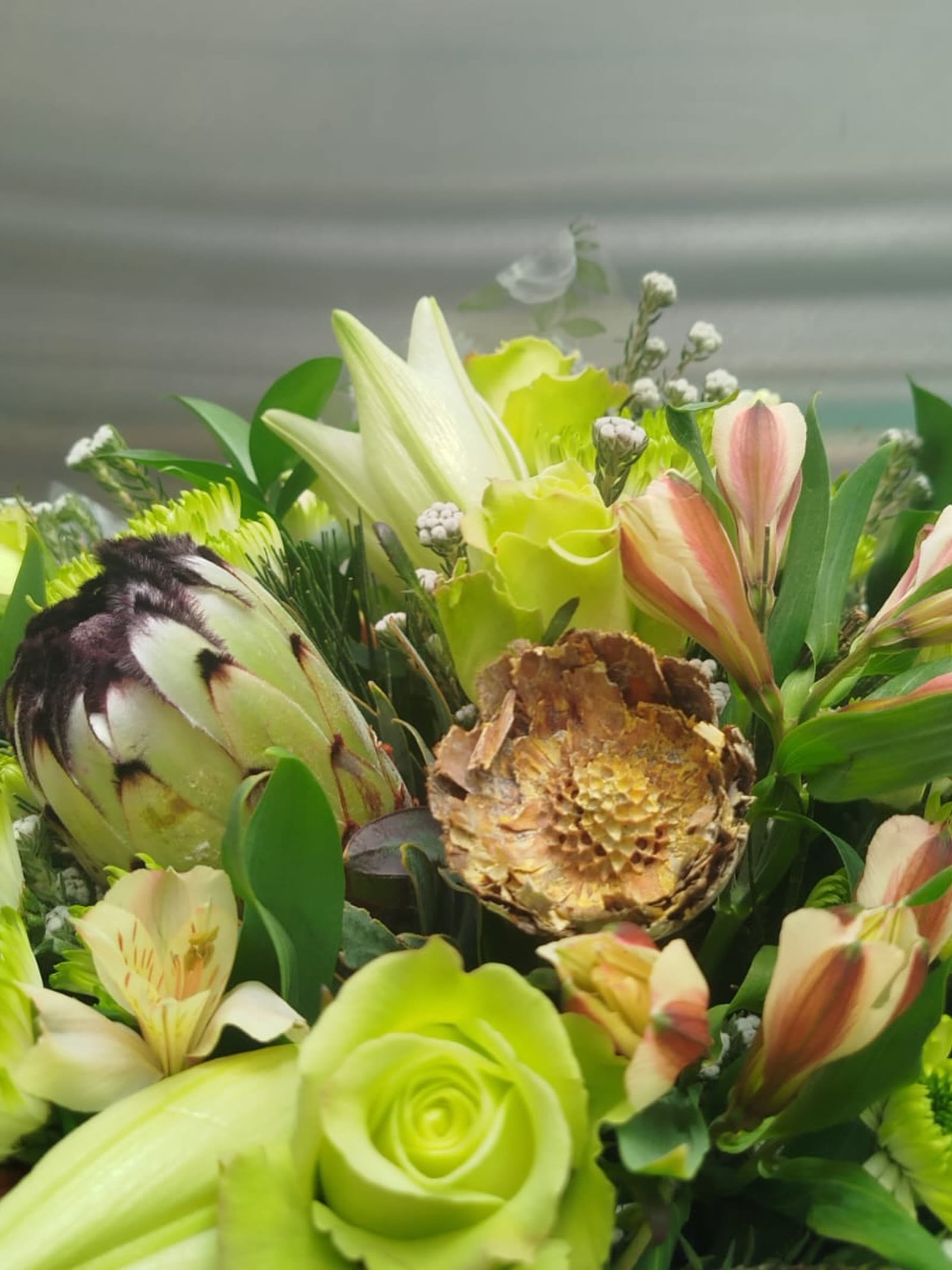 Flores de alcachofa y rosas verdes