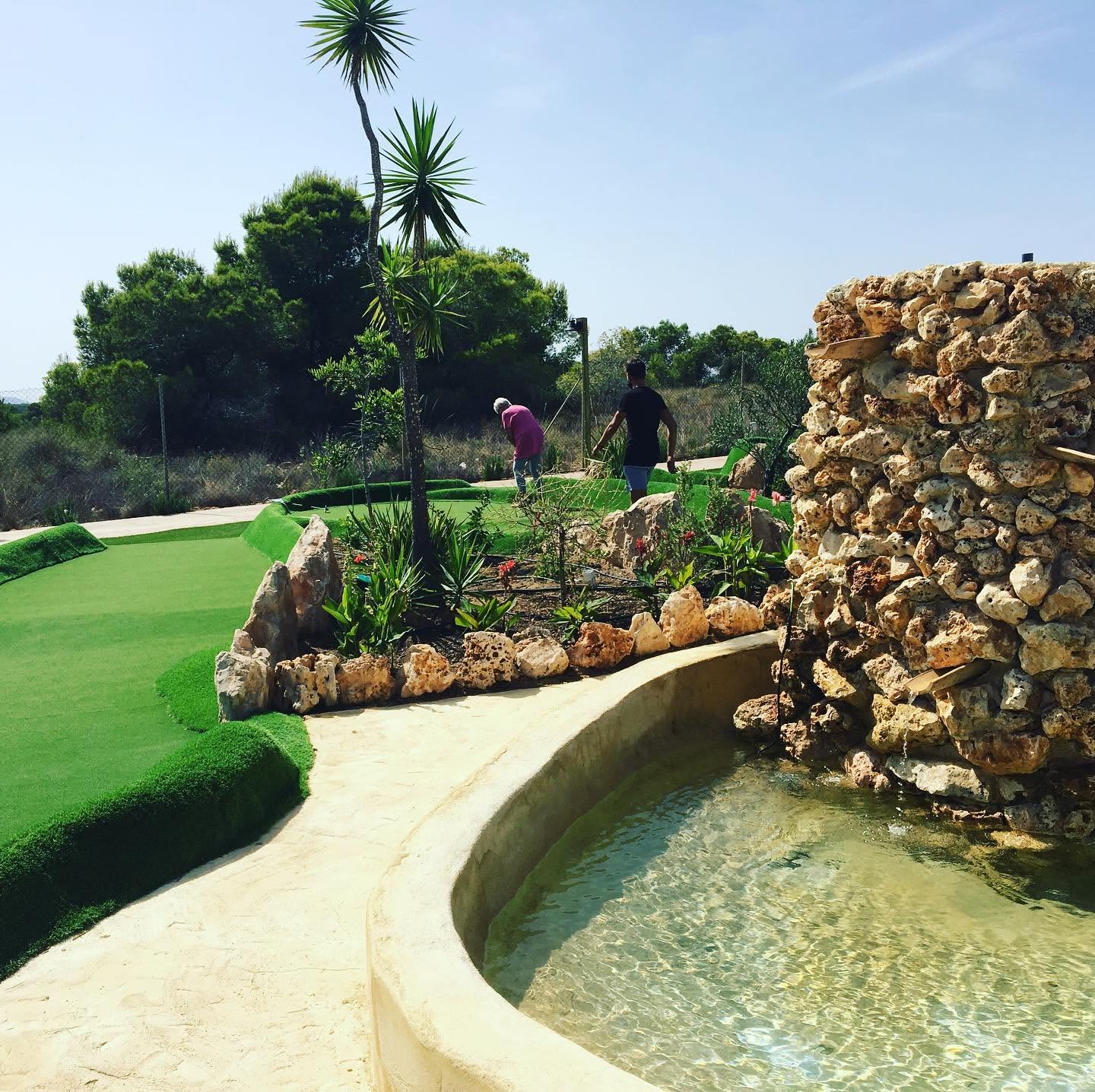 Cascada y jardín del minigolf