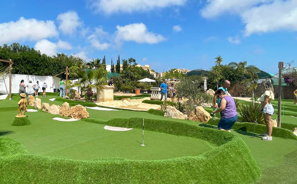 Hoyo de minigolf con jugadores