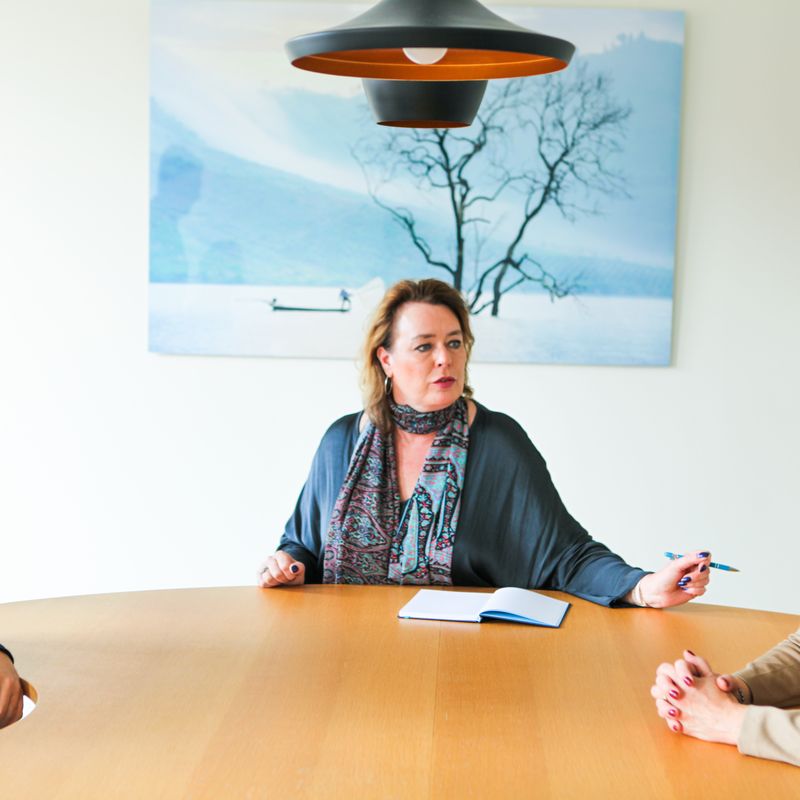 werknemer met stress door arbeidsconflict