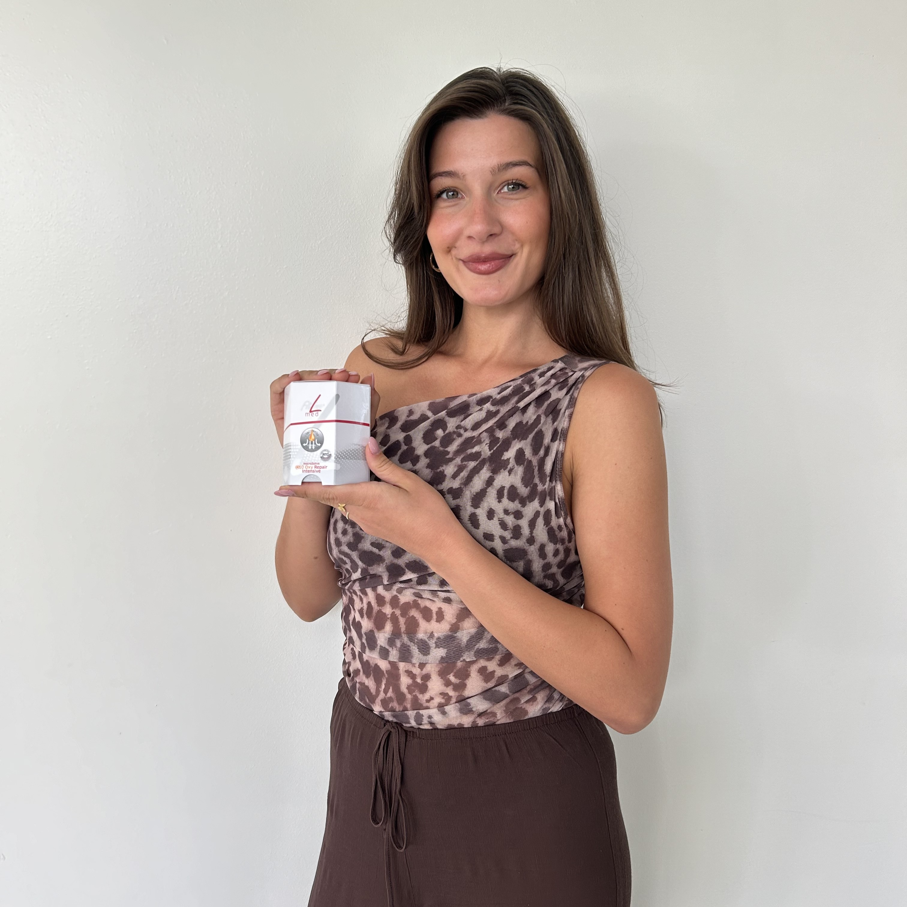Foto von Mona Vedadi  - der Autor des Erfahrungsberichts - mit dem Produkt.