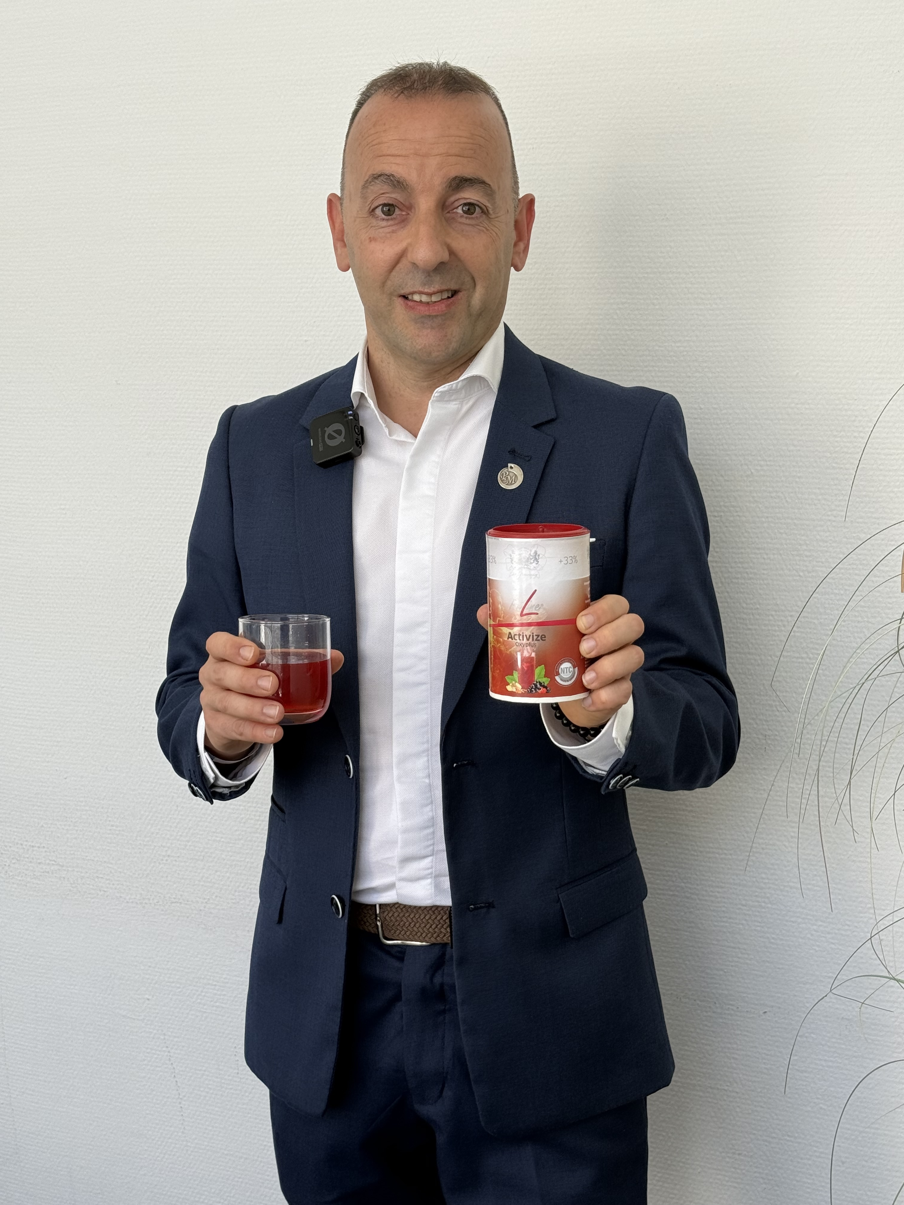 Foto von Juan Pascual - der Autor des Erfahrungsberichts - mit dem Produkt.