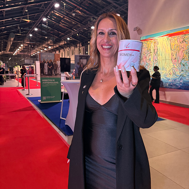 Photo of Sara Espadas Baca - the author of the testimonial - holding the product.