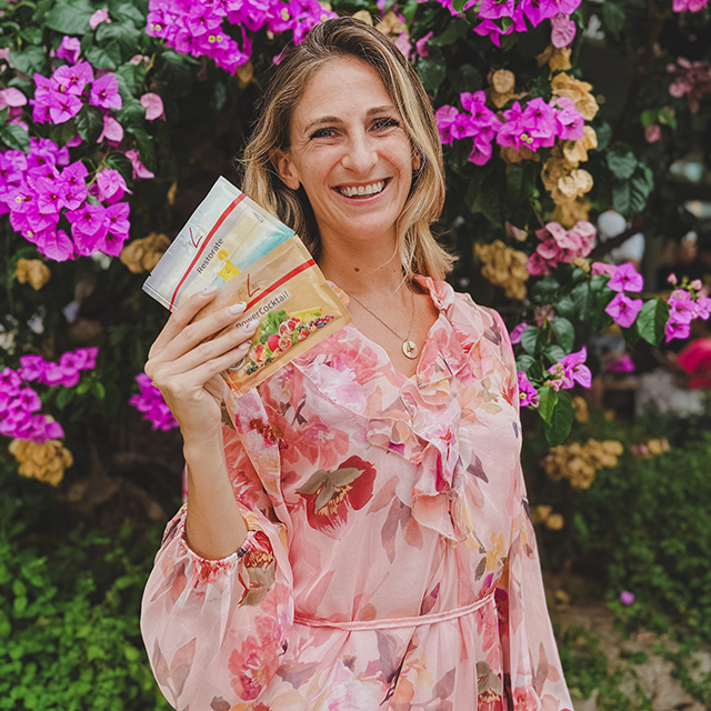 Photo of Federica Anselmi - the author of the testimonial - holding the product.