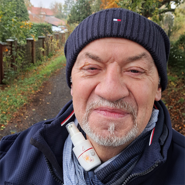 Photo d'Rolf Klein, l'auteur du témoignage, tenant le produit.