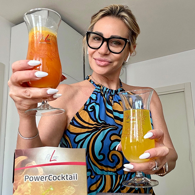 Photo of Marina Longhi - the author of the testimonial - holding the product.
