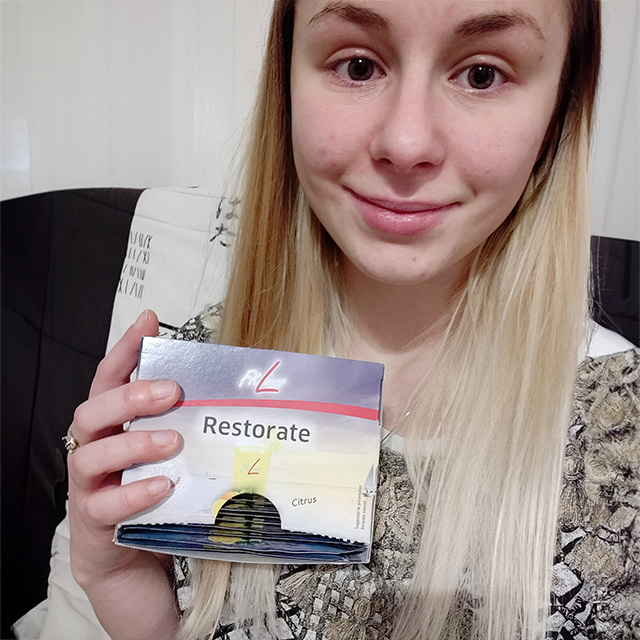 Foto von Lucie Théret - der Autor des Erfahrungsberichts - mit dem Produkt.