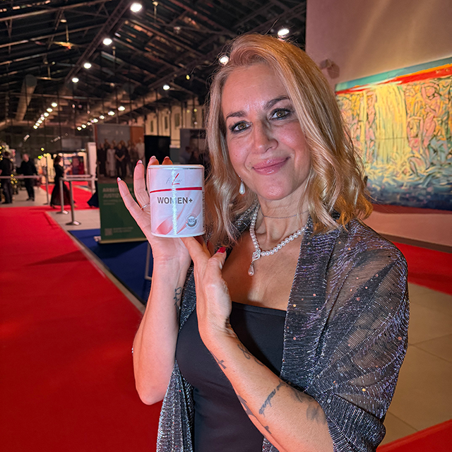 Photo of Isabel Rodríguez Borrallo - the author of the testimonial - holding the product.