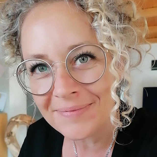 Photo d'Melanie Groß, l'auteur du témoignage, tenant le produit.