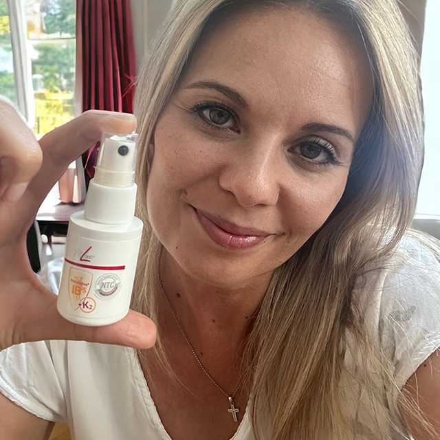 Foto von Sabine Karl - der Autor des Erfahrungsberichts - hält das Produkt.