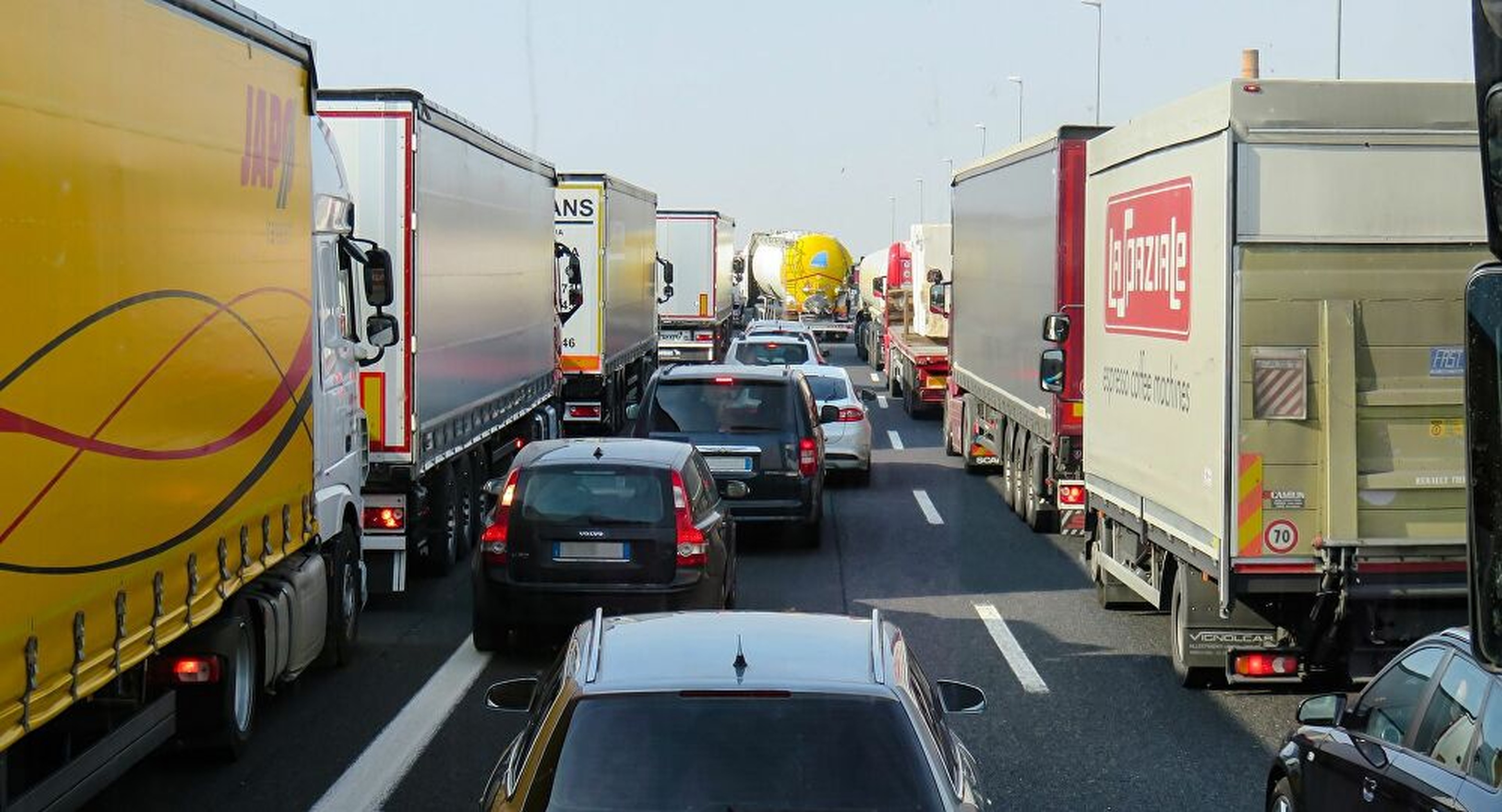 Voitures et camions dans les bouchons