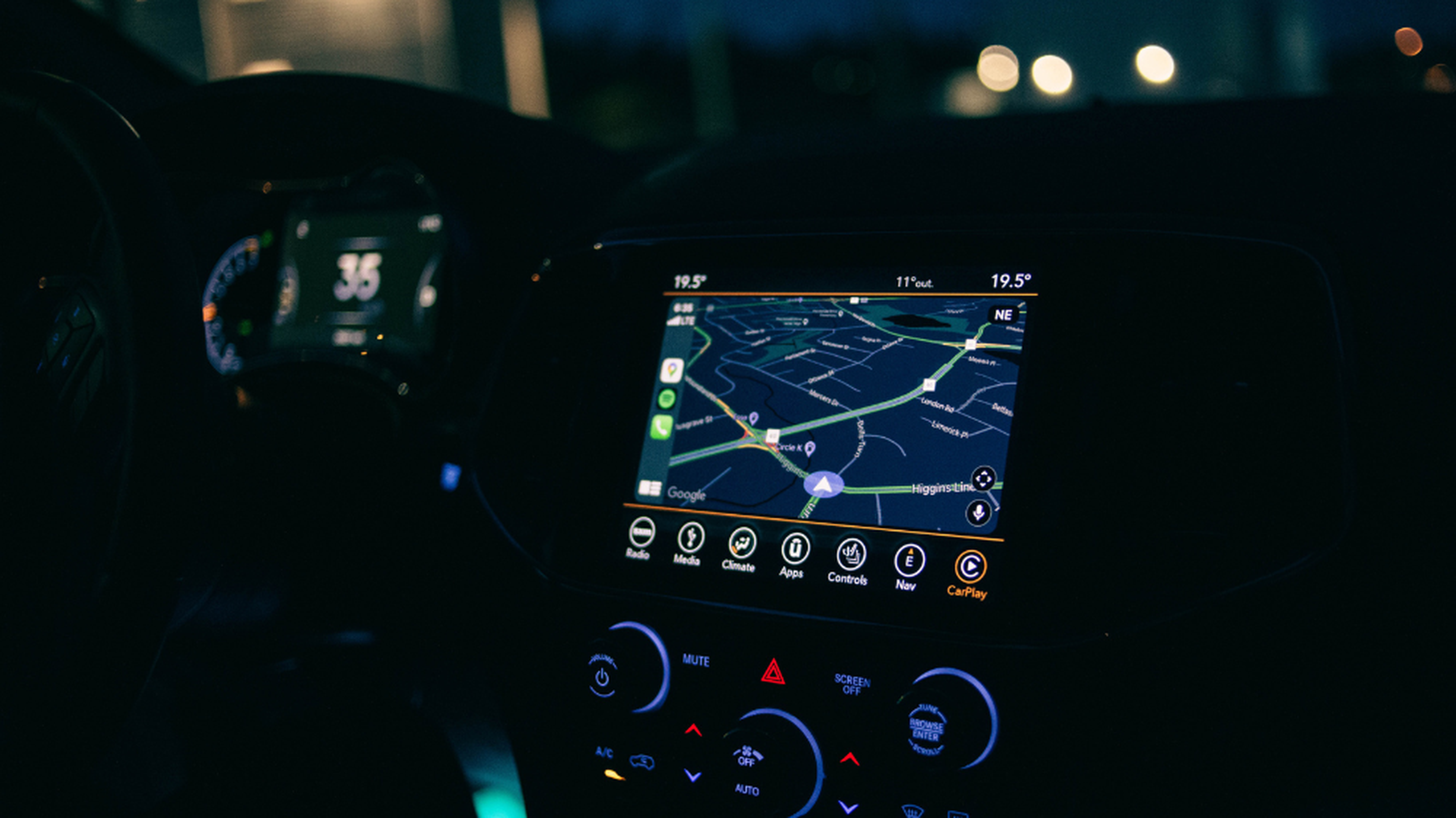 Tablero de coche iluminado de noche que muestra una pantalla de navegación con mapa y ruta en tiempo real, utilizado junto a un rastreador GPS para seguir la ubicación del vehículo.