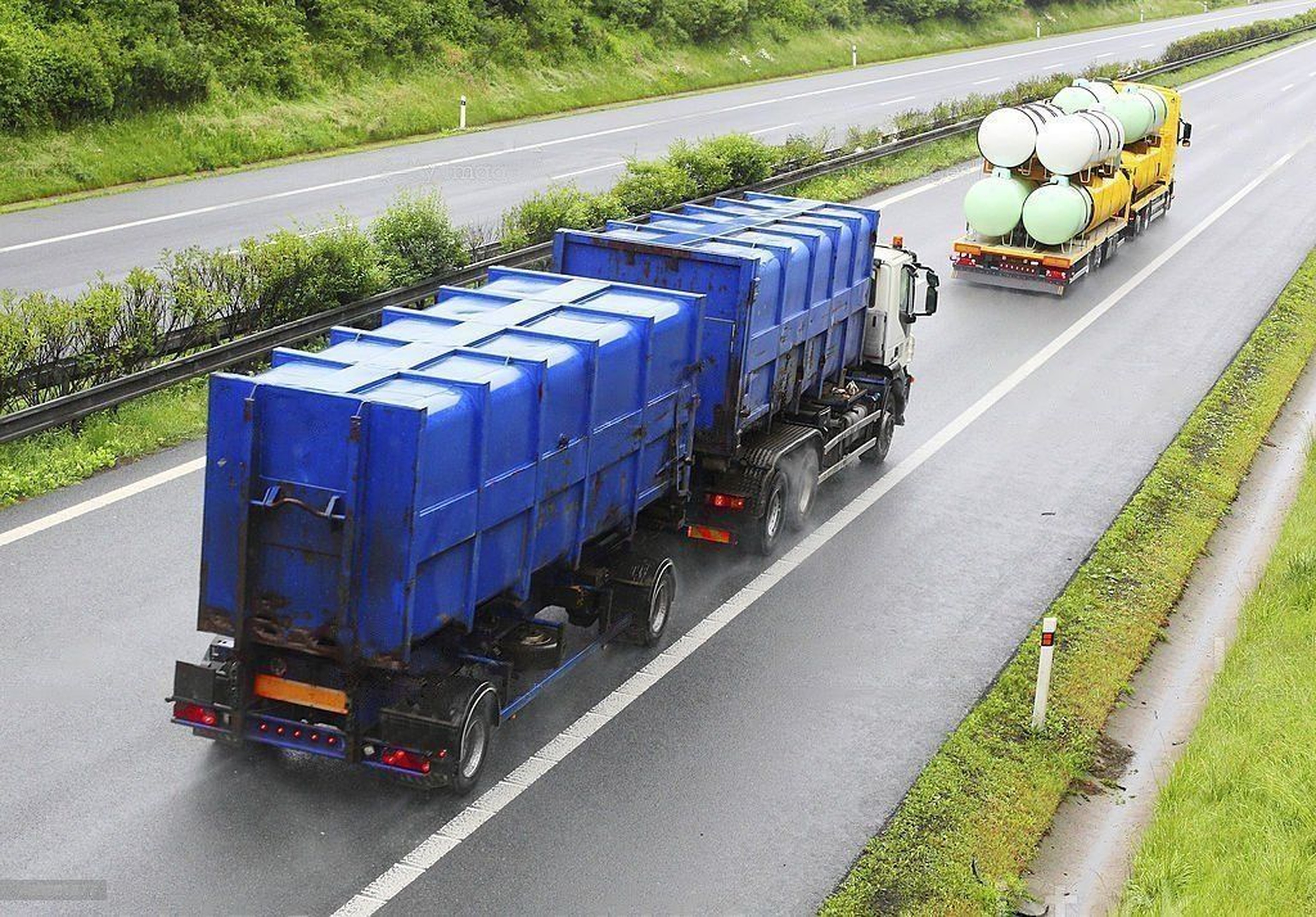 Deux camions qui transportent des déchets toxiques