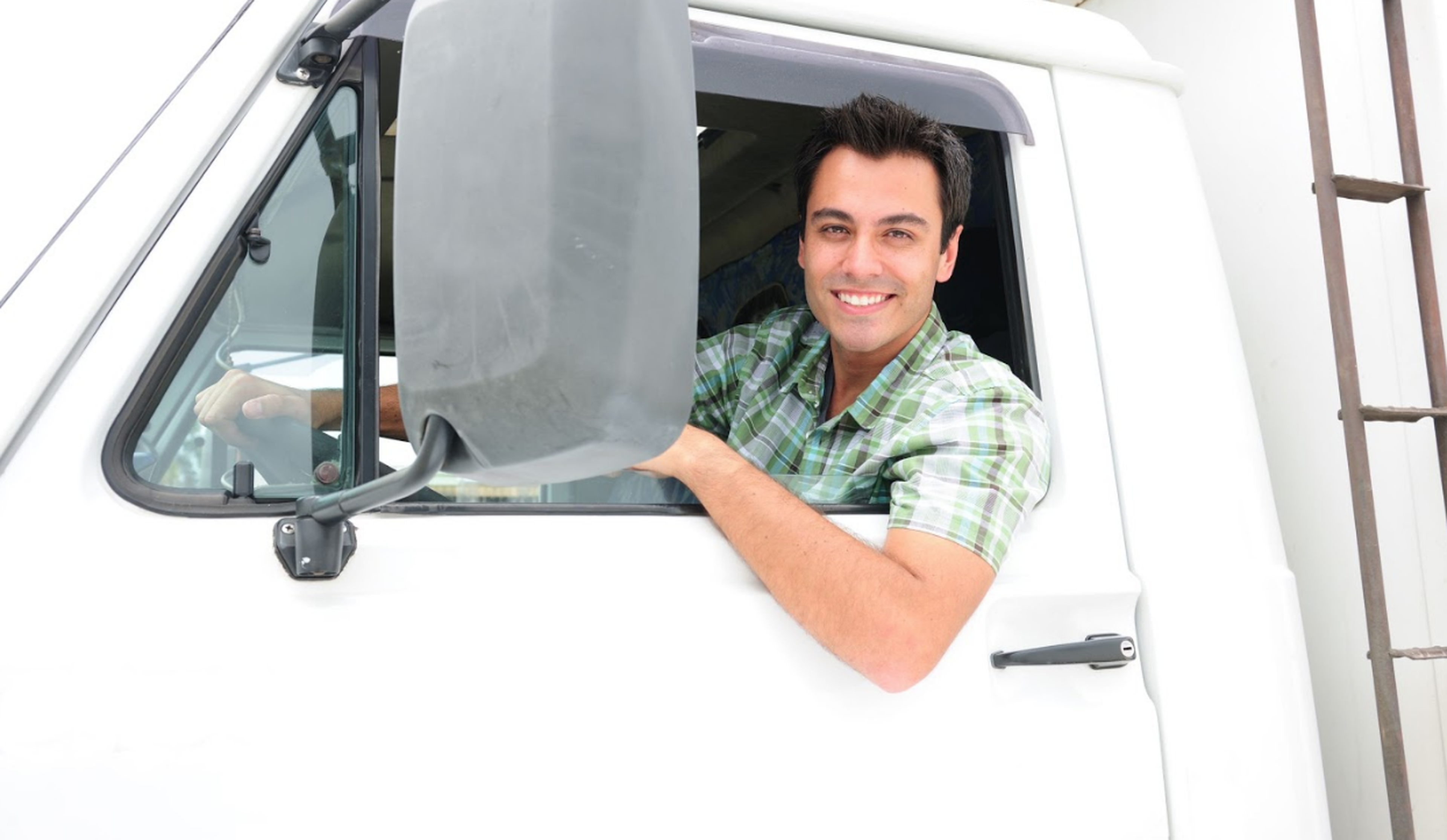 Homme heureux dans son camion