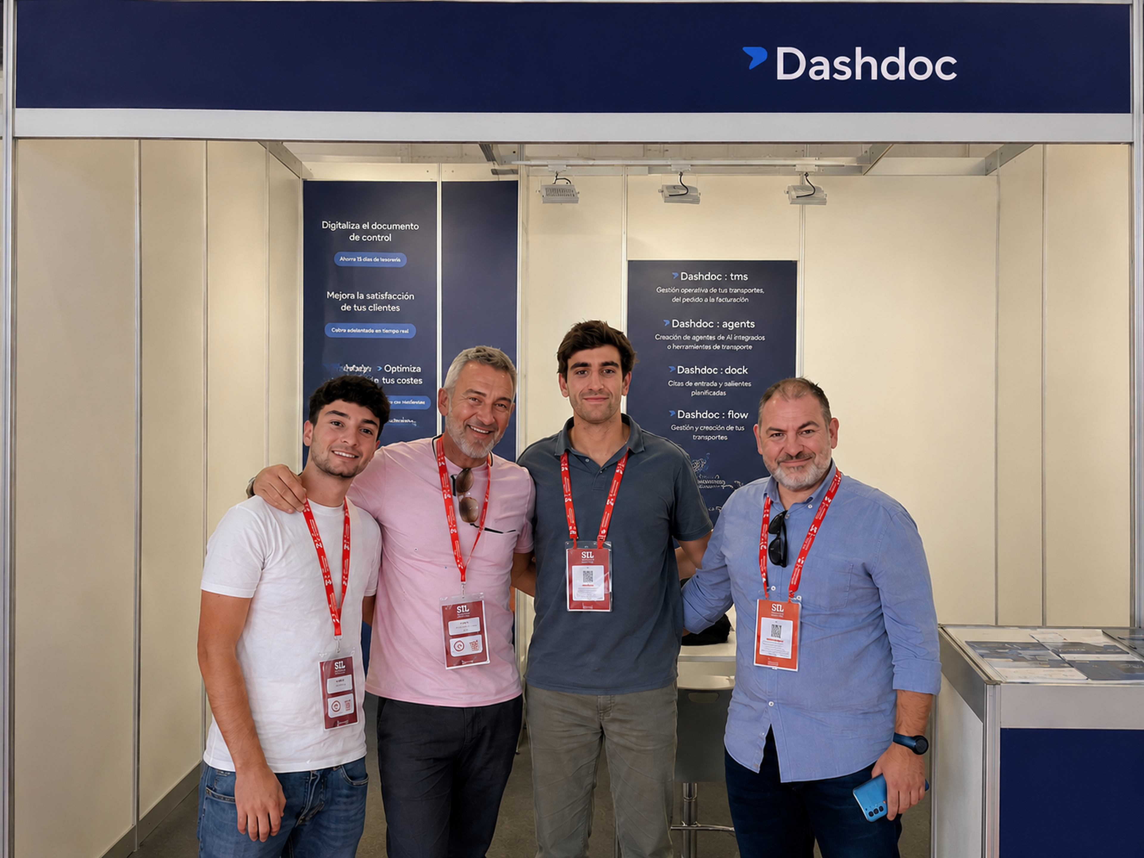 El equipo comercial de Dashdoc, con sus acreditaciones, en el stand del SIL Barcelona 2026
