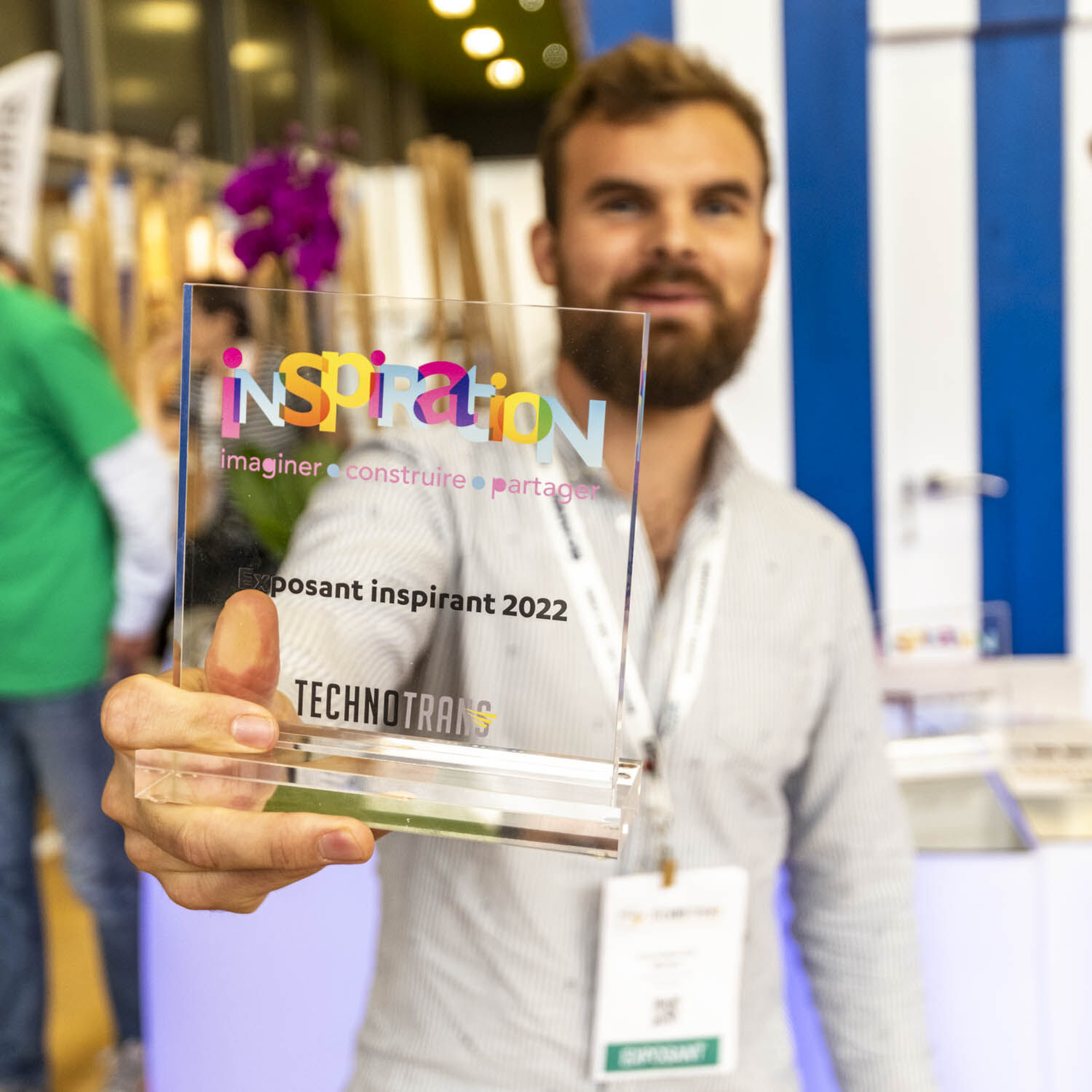 Paul-Hubert, co-fondateur de Dashdoc avec le trophée de l'exposant inspirant remporté grâce au projet du DashTour