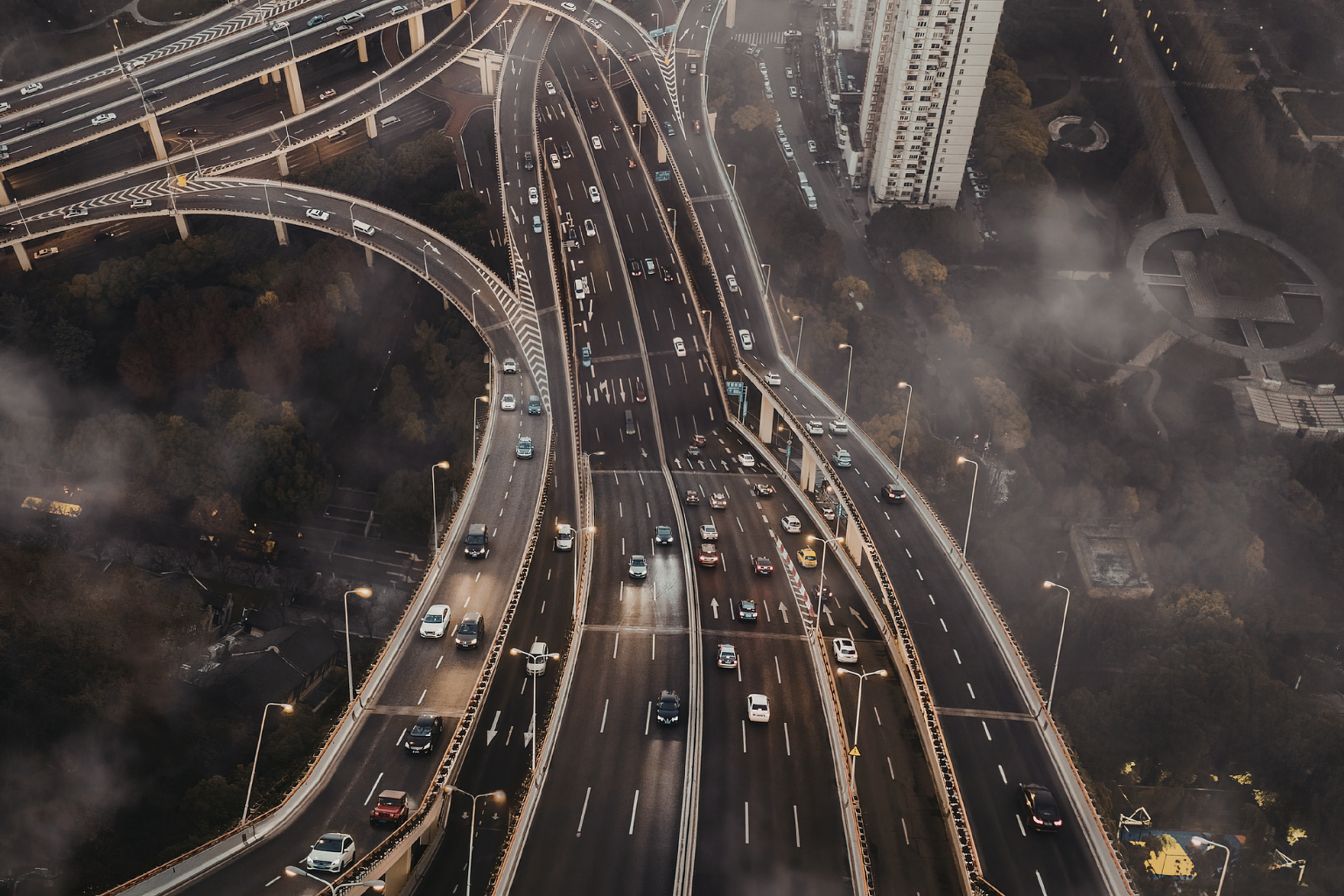 Vue aérienne échangeur autoroutier — ERP transport pour entreprises de transport routier