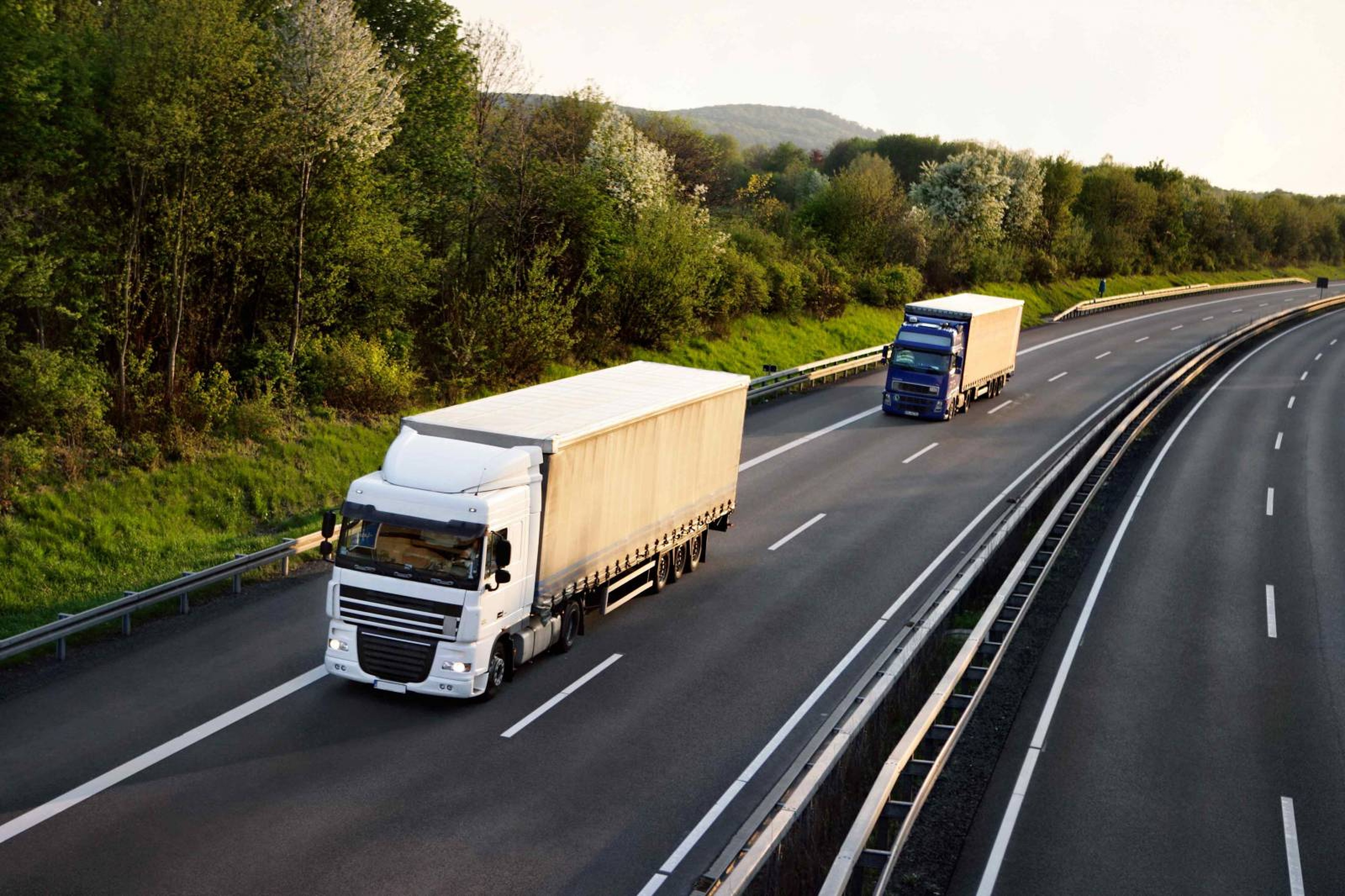 Deux camions sur l'autoroute
