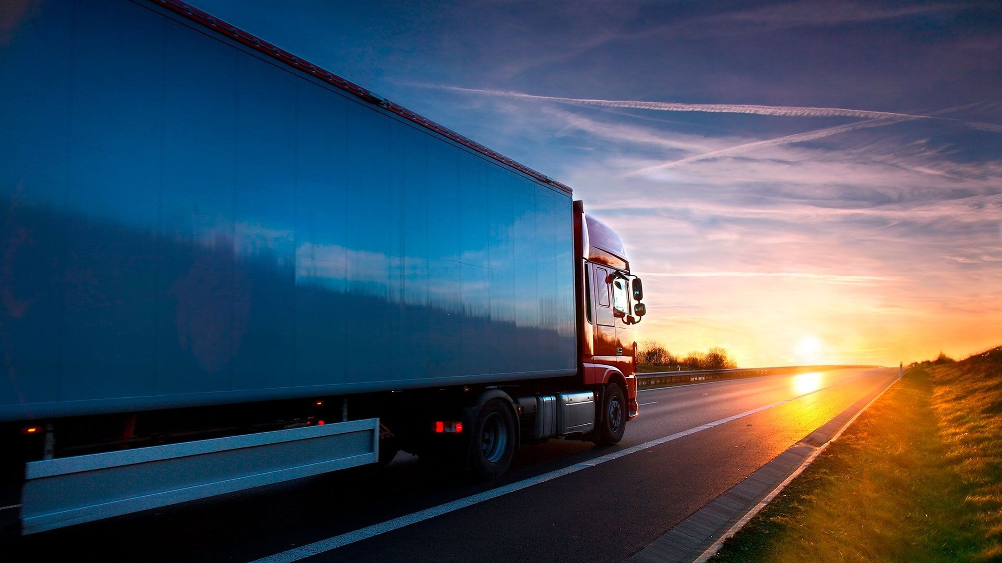 Camion sur la route de nuit
