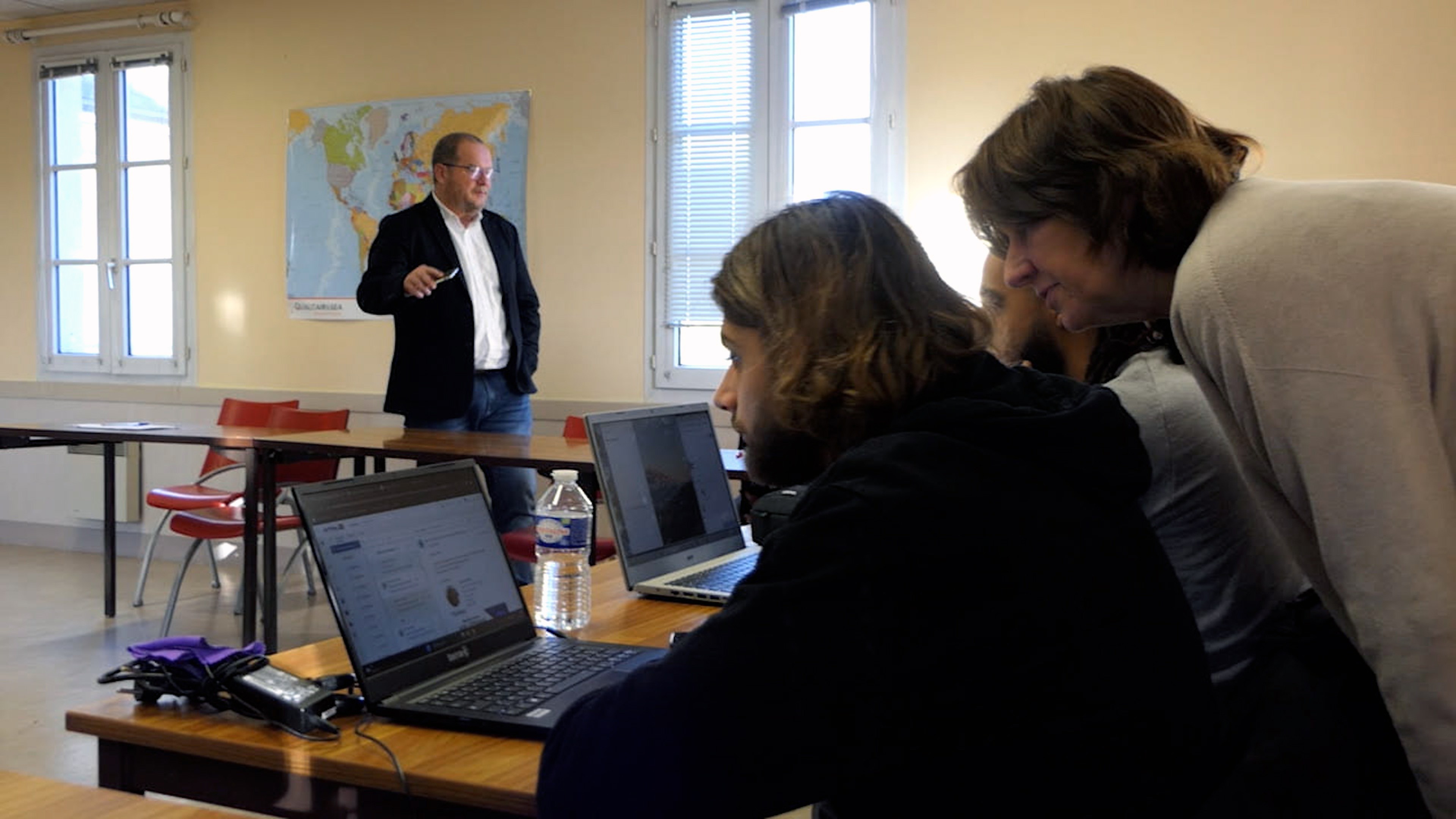Elèves de l'ISTELI en formation sur le logiciel
