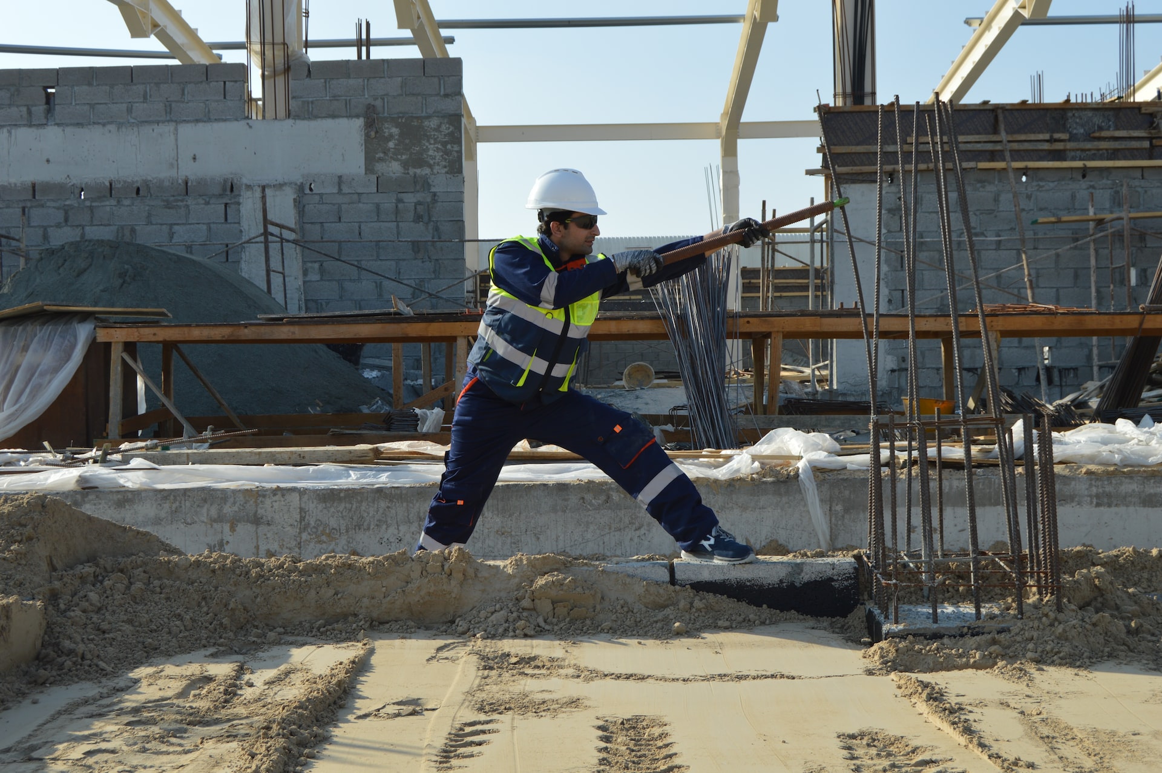 Homme sur un chantier avec un casque blanc