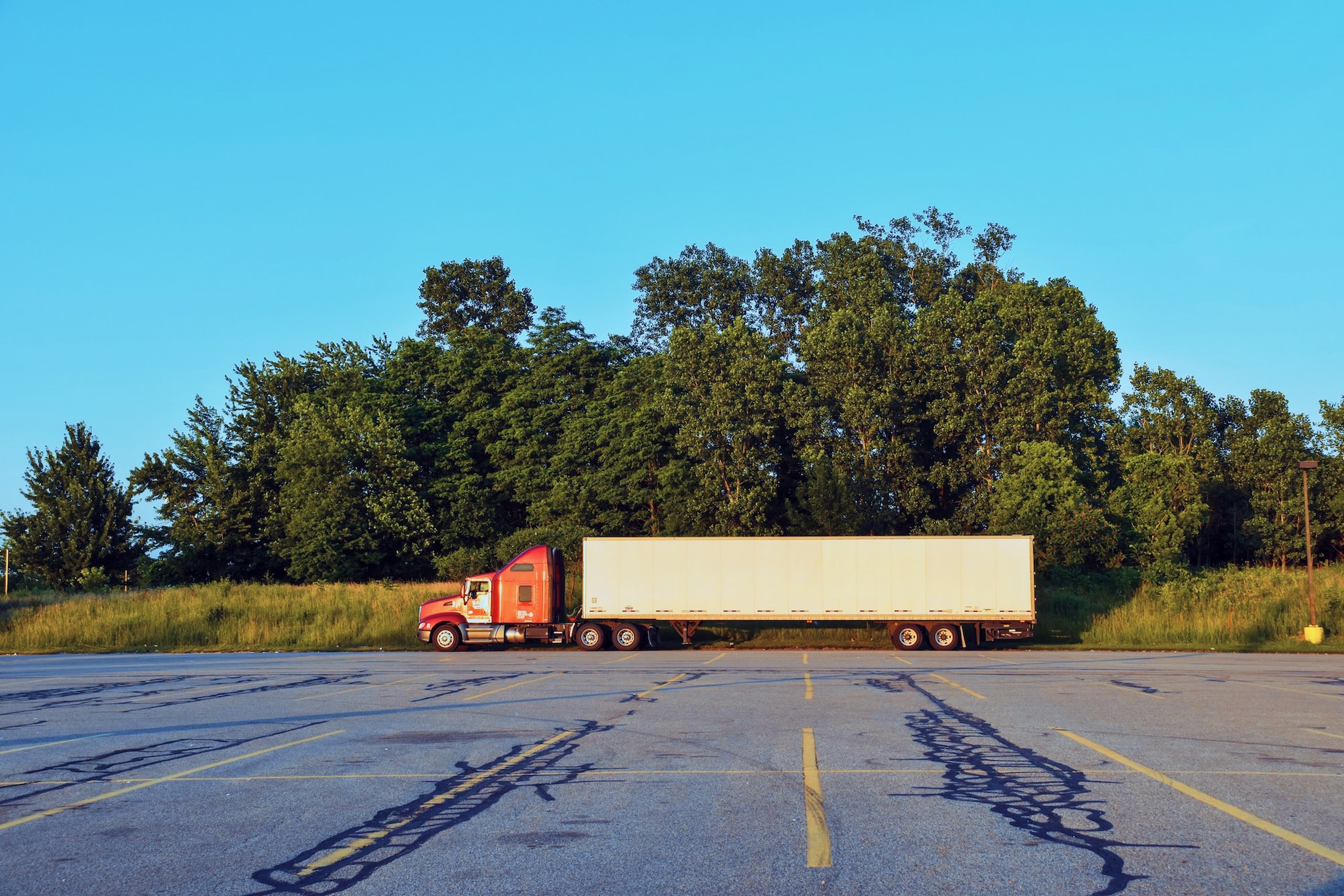 Camion garé sur un parking